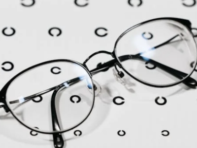 Dollger | 10 Signs You Need Glasses